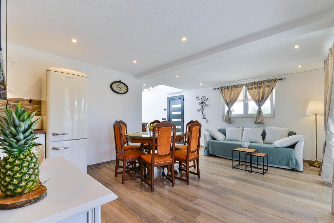 Modern Rustic Villa Kate เบนโควัส ภายนอก รูปภาพ